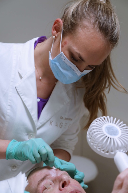 Dr. Kager bei der Phenol-Peeling Behandlung - Nahaufnahme